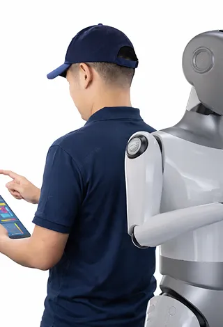 Nhân sự vận hành robot và thiết bị điều khiển